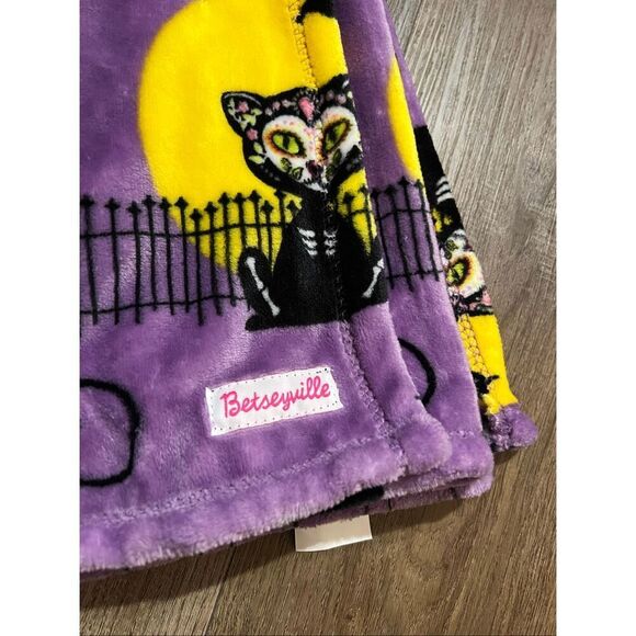 NWT BETSEYVILLE BETSEY JOHNSON Halloween Throw Blanket Black Cat Purple w/Hanger - Picture 2 of 9
